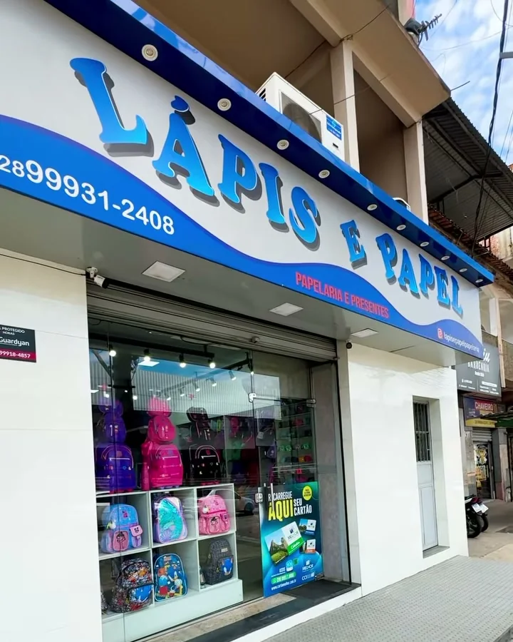 Fachada da loja vista de lado, com o número 951 na parede e a vitrine de mochilas